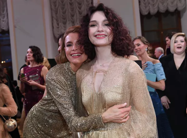 Актриса Любовь Толкалина с дочерью во время бала дебютанток журнала Tatler в Колонном зале Дома союзов в Москве Дочери и внучки самых влиятельных людей России дебютировали на балу Tatler