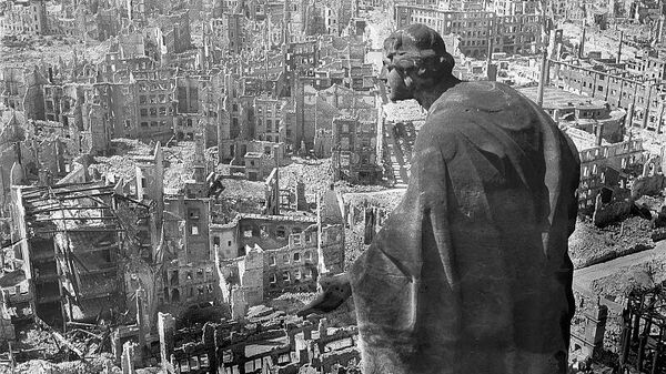 Дрезден, 1945 год, вид с ратуши на разрушенный город Дрезден, 1945 год, вид с ратуши на разрушенный город