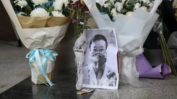 Цветы в память о враче Ли Вэньляне у входа в Центральную больницу Уханя Цветы в память о враче Ли Вэньляне у входа в Центральную больницу Уханя