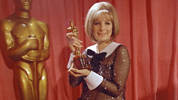 Барбара Стрейзенд на церемонии вручения премии Оскар, 1969 год Барбара Стрейзенд на церемонии вручения премии Оскар, 1969 год