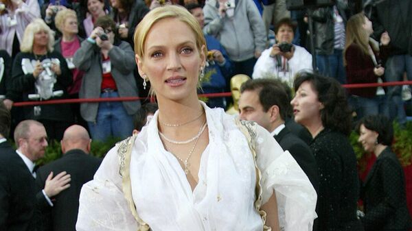 Актриса Ума Турман на церемонии вручения премии Оскар, 2004 год Актриса Ума Турман на церемонии вручения премии Оскар, 2004 год