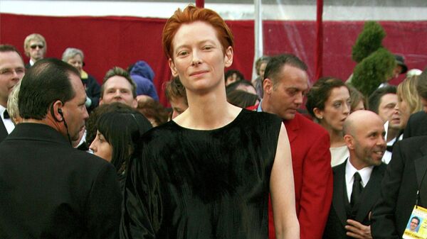 Актриса Тильда Суинтон на церемонии вручения премии Оскар, 2008 год Актриса Тильда Суинтон на церемонии вручения премии Оскар, 2008 год