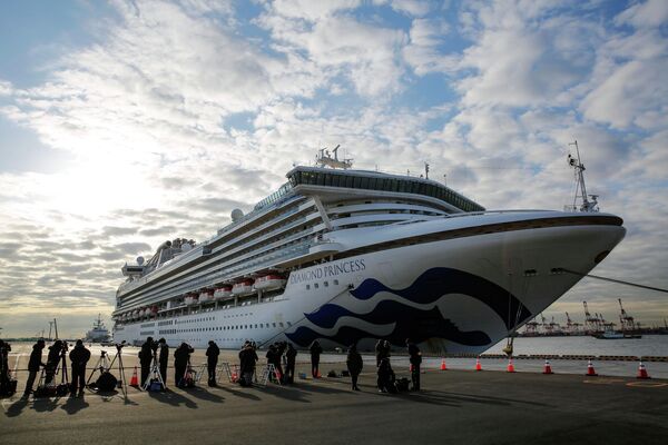 Круизное судно Diamond Princess в порту Йокогамы Круизное судно Diamond Princess в порту Йокогамы