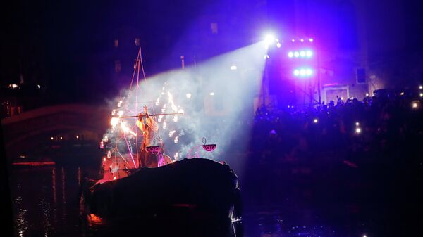 Шоу во время открытия Венецианского карнавала в Венеции, Италия, суббота, 8 февраля 2020 Шоу во время открытия Венецианского карнавала в Венеции, Италия, суббота, 8 февраля 2020