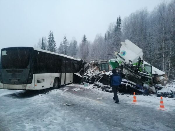Лобовое столкновение автобуса с фурой на автодороге в Яшкинском районе Кемеровской области. 9 февраля 2020 Лобовое столкновение автобуса с фурой на автодороге в Яшкинском районе Кемеровской области. 9 февраля 2020