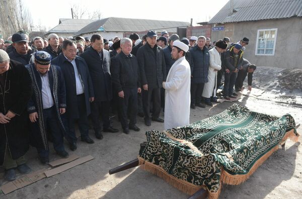 Вице-премьер Казахстана Бердибек Сапарбаев, аким области Аскар Мырзахметов и первый зампредседателя АНК Жансеит Туймебаев присутствуют на похоронах в селе Масанчи Вице-премьер Казахстана Бердибек Сапарбаев, аким области Аскар Мырзахметов и первый зампредседателя АНК Жансеит Туймебаев присутствуют на похоронах в селе Масанчи