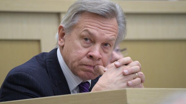 Сенатор Алексей Пушков на заседании Совета Федерации РФ Сенатор Алексей Пушков на заседании Совета Федерации РФ