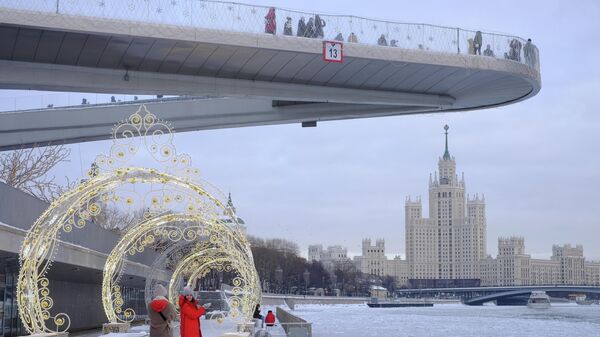 Москворецкая набережная и Парящий мост в парке Зарядье Москворецкая набережная и Парящий мост в парке Зарядье
