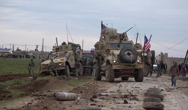 Военный конвой США в районе города Эль-Камышлы в Сирии Военный конвой США в районе города Эль-Камышлы в Сирии