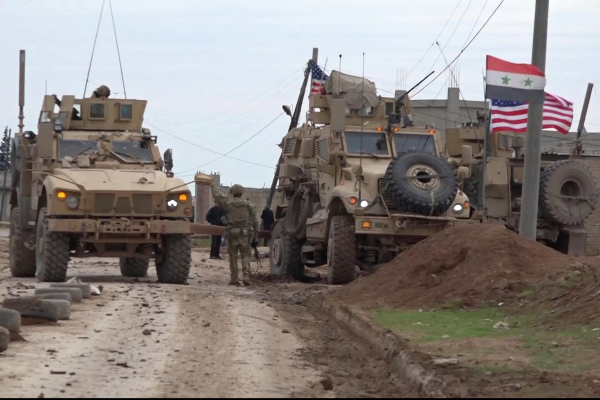 Военный конвой США в районе города Эль-Камышлы в Сирии Военный конвой США в районе города Эль-Камышлы в Сирии - РИА Новости, 1920, 19.02.2021