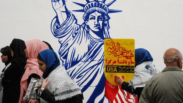 Граффити перед бывшим посольством США в Тегеране Граффити перед бывшим посольством США в Тегеране