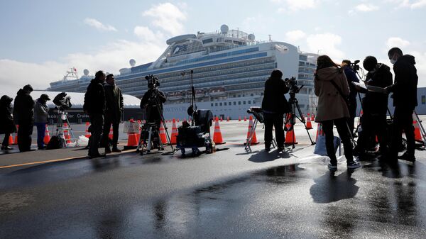 Круизный лайнер Diamond Princess в порту Йокогама Круизный лайнер Diamond Princess в порту Йокогама