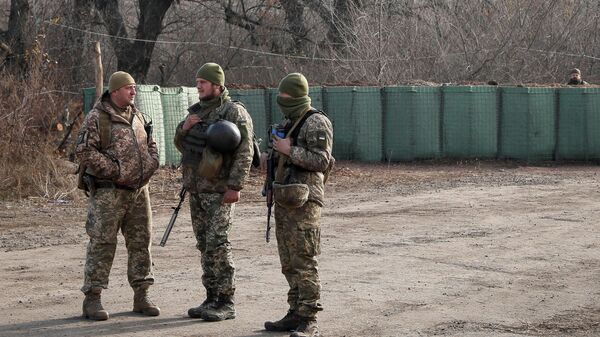 Украинские военные в районе населенного пункта Золотое Украинские военные в районе населенного пункта Золотое