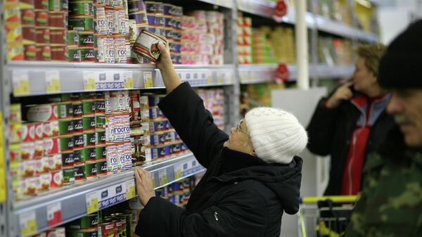 Покупатель в гипермаркете Лента Покупатель в гипермаркете Лента