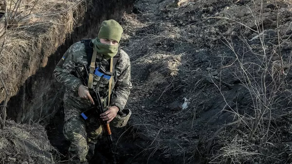 Украинский военнослужащий на линии соприкосновения в районе села Золотое в Луганской области