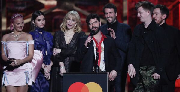 Участники группы Foals на церемонии вручения премии Brit Awards в Лондоне Участники группы Foals на церемонии вручения премии Brit Awards в Лондоне