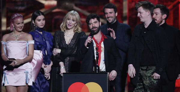 Участники группы Foals на церемонии вручения премии Brit Awards в Лондоне Участники группы Foals на церемонии вручения премии Brit Awards в Лондоне