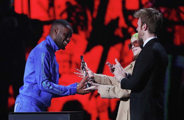 Рэпер Дэйв на церемонии вручения премии Brit Awards в Лондоне Рэпер Дэйв на церемонии вручения премии Brit Awards в Лондоне