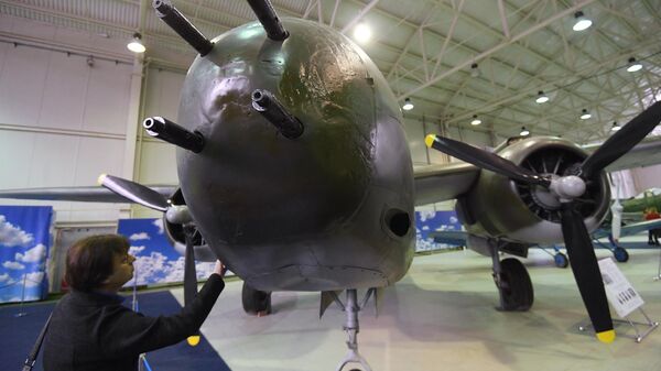 Посетитель Центрального музея Военно-воздушных сил рассматривает американский самолёт-торпедоносец А-20 Бостон Посетитель Центрального музея Военно-воздушных сил рассматривает американский самолёт-торпедоносец А-20 Бостон