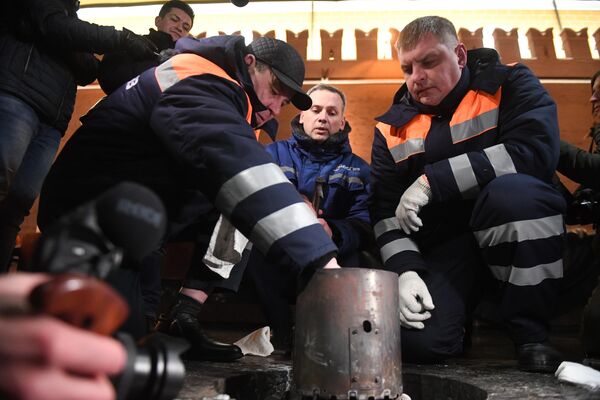 Профилактическая проверка Вечного огня в Александровском саду Профилактическая проверка Вечного огня в Александровском саду