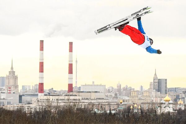 Артем Потапов (Россия) выступает в дисциплине лыжная акробатика среди мужчин на этапе Кубка мира 2019/2020 по фристайлу в Москве Артем Потапов (Россия) выступает в дисциплине лыжная акробатика среди мужчин на этапе Кубка мира 2019/2020 по фристайлу в Москве