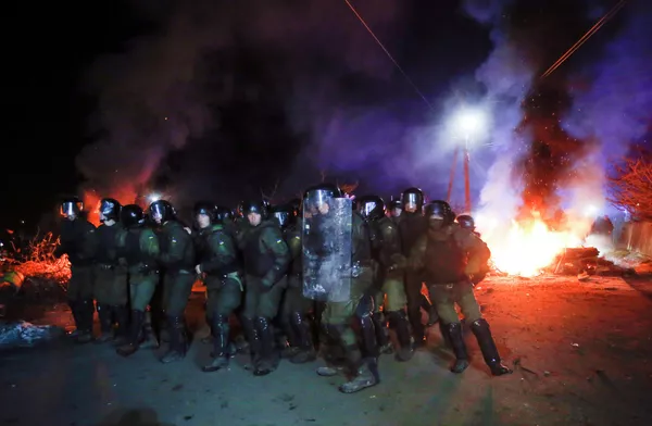 Украинские полицейские во время беспорядков в Новых Санжарах