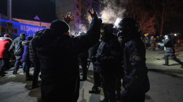 Акция протеста в Полтавской области против прибытия самолета с эвакуированными людьми из Китая Акция протеста в Полтавской области против прибытия самолета с эвакуированными людьми из Китая