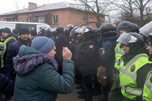 Акция протеста в Полтавской области против прибытия самолета с эвакуированными людьми из Китая Акция протеста в Полтавской области против прибытия самолета с эвакуированными людьми из Китая