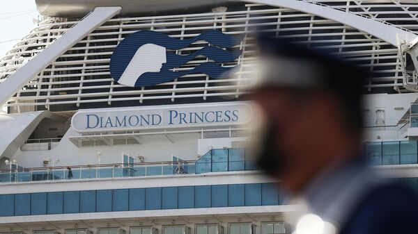 Круизный лайнер Diamond Princess в порту Йокогама Круизный лайнер Diamond Princess в порту Йокогама