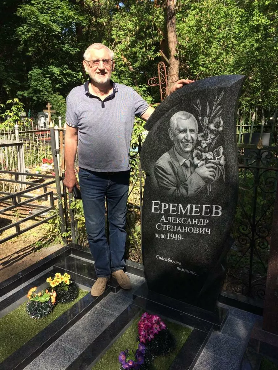 Александр Еремеев рядом с собственным памятником