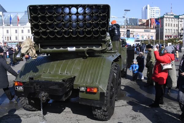 Реактивная система залпового огня РСЗО БМ-21 Град на выставке военной техники во время праздничных мероприятий в честь Дня защитника отечества во Владивостоке Реактивная система залпового огня РСЗО БМ-21 Град на выставке военной техники во время праздничных мероприятий в честь Дня защитника отечества во Владивостоке