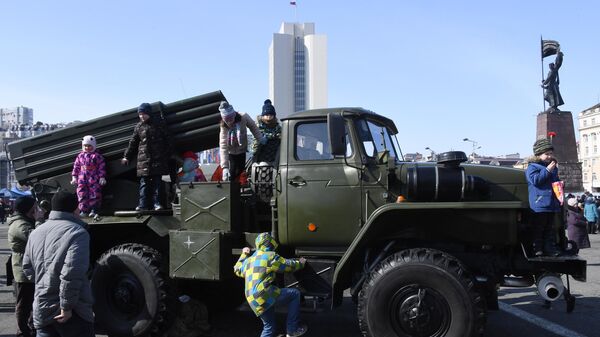Реактивная система залпового огня РСЗО БМ-21 Град на выставке военной техники во время праздничных мероприятий в честь Дня защитника отечества во Владивостоке Реактивная система залпового огня РСЗО БМ-21 Град на выставке военной техники во время праздничных мероприятий в честь Дня защитника отечества во Владивостоке