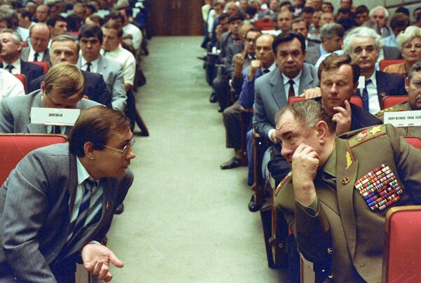 Маршал Советского Союза Дмитрий Тимофеевич Язов (справа) в зале заседаний Маршал Советского Союза Дмитрий Тимофеевич Язов (справа) в зале заседаний