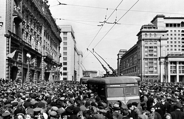 Москвичи на Моховой улице в Москве. 9 мая 1945 Москвичи на Моховой улице в Москве. 9 мая 1945