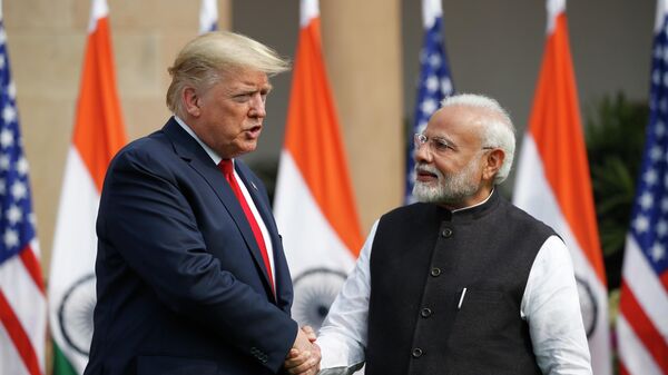 Президент США Дональд Трамп и премьер-министр Индии Нарендра Моди пожимают друг другу руки перед встречей в Хайдарабад-Хаусе в Нью-Дели, Индия. 25 февраля 2020 Президент США Дональд Трамп и премьер-министр Индии Нарендра Моди пожимают друг другу руки перед встречей в Хайдарабад-Хаусе в Нью-Дели, Индия. 25 февраля 2020