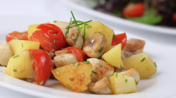 Жареный картофель с грибами и томатами черри