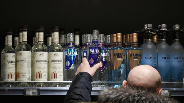 Мужчина выбирает алкогольную продукцию в супермаркете Мужчина выбирает алкогольную продукцию в супермаркете