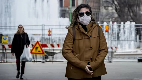 Женщина в маске в центре Милана