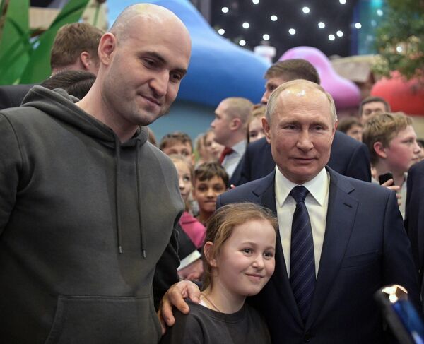 Президент РФ Владимир Путин в тематическом парке Остров мечты Президент РФ Владимир Путин в тематическом парке Остров мечты