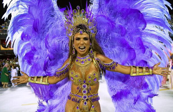 Участница школы самбы Mangueira на карнавале в Рио-де-Жанейро Участница школы самбы Mangueira на карнавале в Рио-де-Жанейро