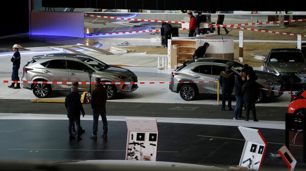 Автомобили и рабочие в выставочном центре Palexpo в Женеве, где должен был пройти Международный автосалон. 28 февраля 2020 Автомобили и рабочие в выставочном центре Palexpo в Женеве, где должен был пройти Международный автосалон. 28 февраля 2020