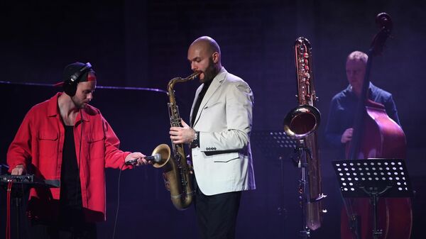Джазовый музыкант, основатель оркестра SG BIG BAND Сергей Головня (в центре) и актер Мастерской театральных ремёсел Андрея Филипп Лебедев (слева) выступают на вечере Шоу саксофонов - от баса до сакселло в Центральном доме актера имени А.А. Яблочкиной Джазовый музыкант, основатель оркестра SG BIG BAND Сергей Головня (в центре) и актер Мастерской театральных ремёсел Андрея Филипп Лебедев (слева) выступают на вечере Шоу саксофонов - от баса до сакселло в Центральном доме актера имени А.А. Яблочкиной
