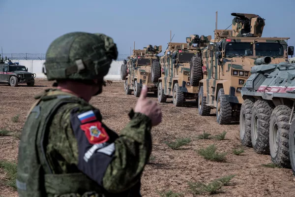 Турецкие и российские военные во время совместного патрулирования на северо-востоке Сирии