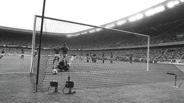 Вратарь сборной Испании Луис Арконада на чемпионате Европы 1984 Вратарь сборной Испании Луис Арконада на чемпионате Европы 1984