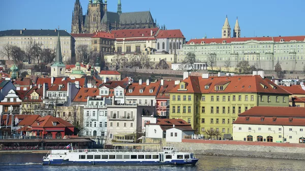 Вид на Пражский Град и собор Святого Вита от реки Влтава в Праге