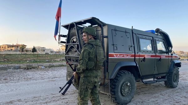 Патруль российской военной полиции в районе освобожденного от боевиков города Саракеб в провинции Идлиб Патруль российской военной полиции в районе освобожденного от боевиков города Саракеб в провинции Идлиб