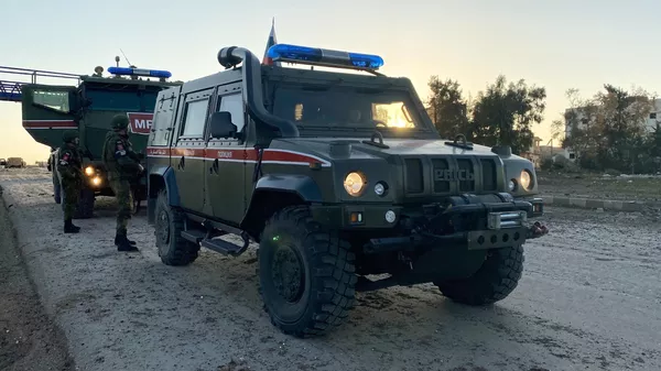 Патруль российской военной полиции в районе освобожденного от боевиков города Саракеб в провинции Идлиб