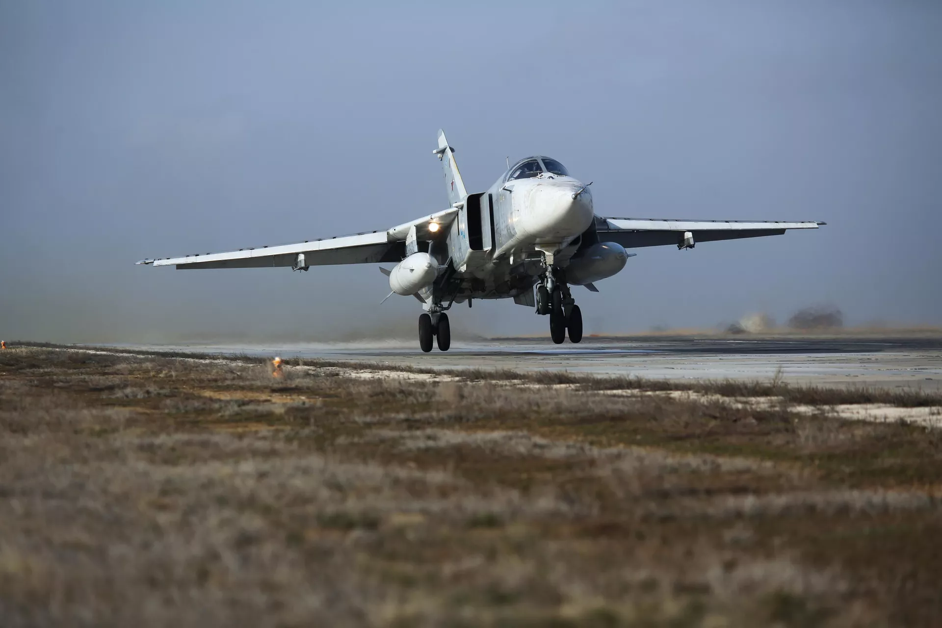 Бомбардировщик Су-24М во время летно-тактических учений в Волгоградской области Бомбардировщик Су-24М во время летно-тактических учений в Волгоградской области - РИА Новости, 1920, 23.06.2021