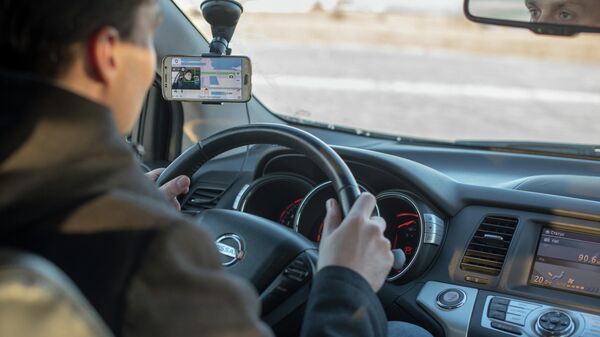 Водитель, использующий приложение Drive Safely