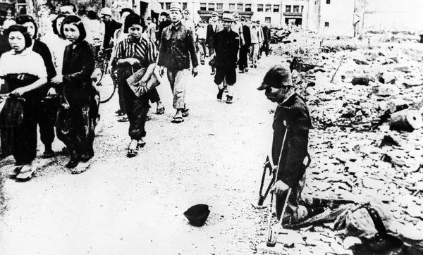 Вторая мировая война 1939-1945 годов.
На улицах Токио, подвергшихся американской бомбардировке